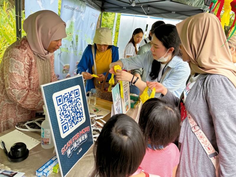 There were many vendors of specialty products at the Eid al-Fitr event. (photo by Mei Kuo)