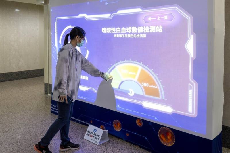 高雄醫學大學附設中和紀念醫院舉辦「嚴重氣喘照護『型』動計劃」衛教展覽及講座，展場結合最新科技，以互動投影技術，深入淺出地介紹嗜酸性白血球型嚴重氣喘的診斷與治療方法，展期至8月30日。（高醫提供）