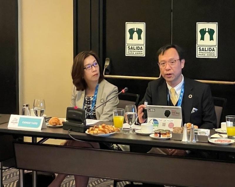 2024年亞太經濟合作（APEC）衛生工作組會議及場邊工作坊在秘魯召開，衛福部次長林靜儀（左）、健保署長石崇良（右）率團參與，2人出席美國國務院主辦「肺癌預防、診斷與治療」政策對話，分享肺癌防治策略。（衛生福利部提供）