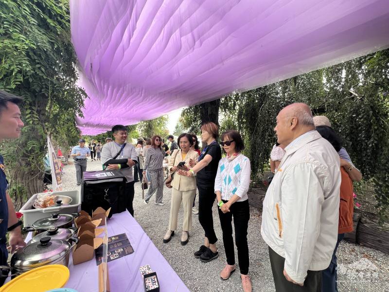 園遊會展示臺灣美食、觀光等攤位吸引眾多人詢問