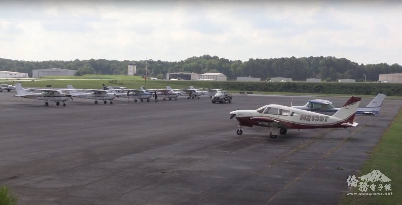該校提供各類的飛行執照訓練課程