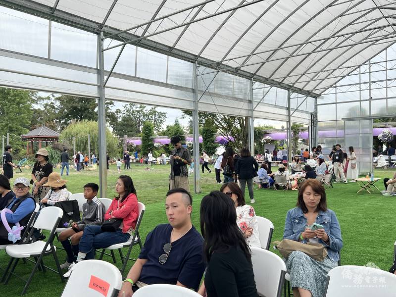 薰衣草花田野餐園遊會典雅的環境吸引許多僑胞前來參與