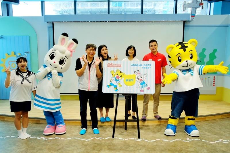 桃園市政府觀光旅遊局長周柏吟（左2，白背心）19日表示，觀旅局去年開始進行政策調整，期望透過地方資源的串聯將桃園打造成親子城的概念，進行觀光旅遊的推廣。