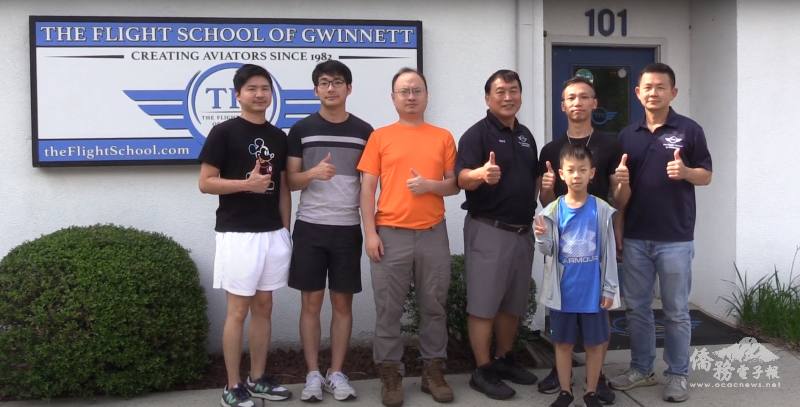 航空飛行學院校長王多祿(左4)與該校的臺灣學員及飛行教官