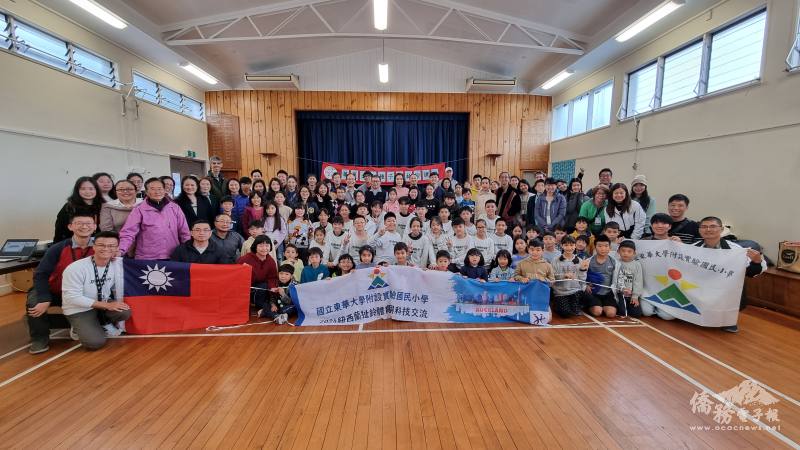 紐西蘭臺灣華夏協會扯鈴文化種子學員與東華附小師生全體合影