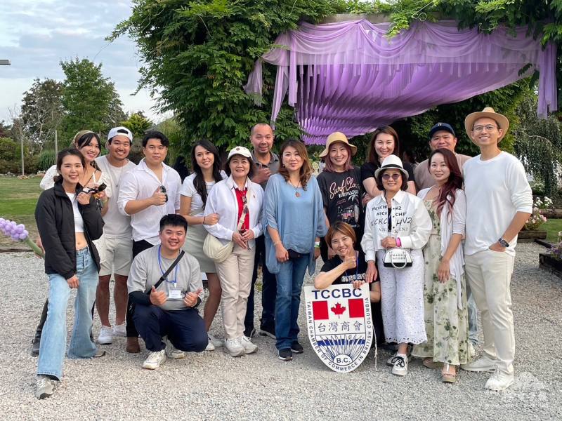 翁家婷、青商會會長郭冠亨與商會活動團隊及志工合影