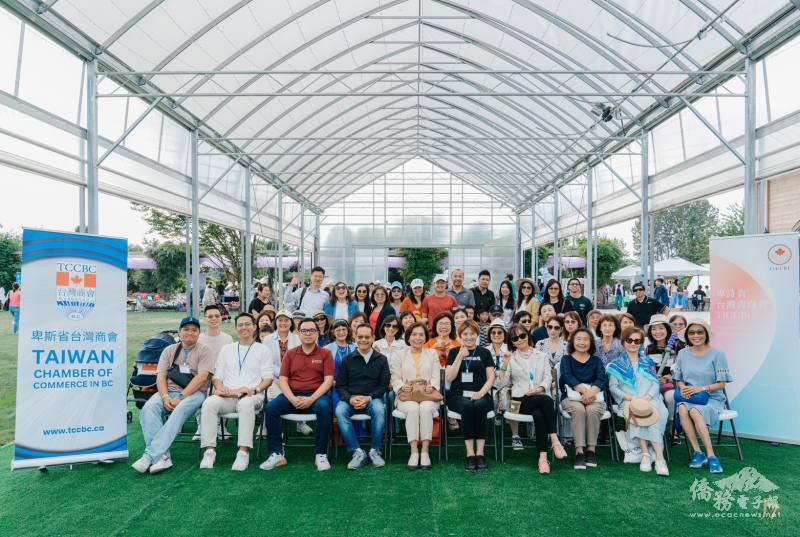 會長翁家婷(第1排右5) 、辦事處處長劉立欣(第1排左5)、組長陳碧蓮(第1排右4) 、秘書黃慶育、臺灣僑界聯合會共同主席謝明珠、黃宗芹與出席僑領及貴賓合影