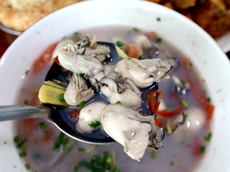 台商何坤吉指出，蚵仔在液態冷凍過程不會產生冰晶，因此蚵仔的肚子不會被刺破，解凍後煮熟的蚵仔（圖）每顆渾圓飽滿，營養與口感都不流失