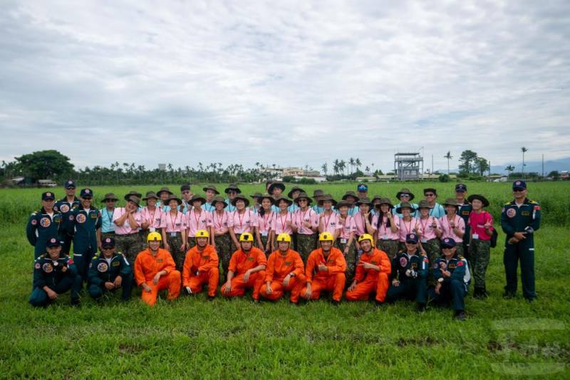 傘訓戰鬥營學員在潮州空降場合影留念