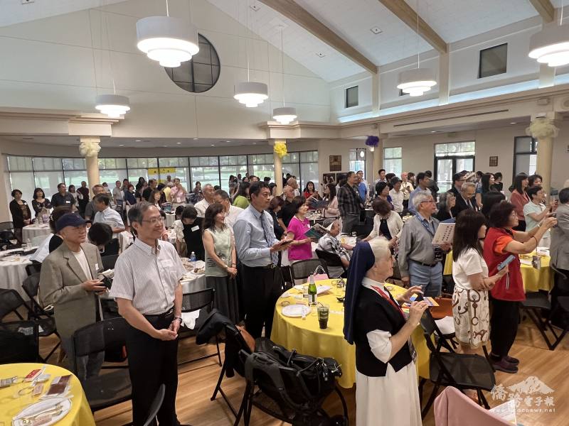 全球校友總會長鄭時寧帶領全場高唱校歌