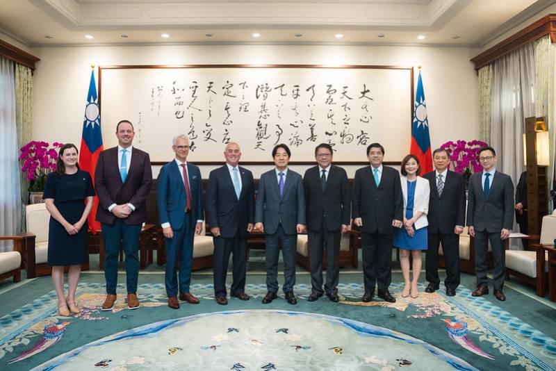 President Lai poses for a group photo with a delegation led by Chairman of the United States House Select Subcommittee on the Coronavirus Pandemic Brad Wenstrup.