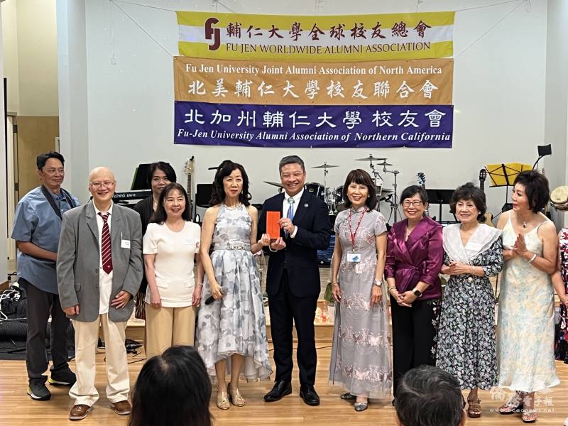 北加州校友會會長徐娟(左五)代表北加州校友會捐贈基金，由藍易振(中)接受