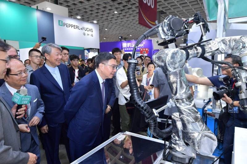 8月21日行政院長卓榮泰出席「台灣機器人與智慧自動化展」、「台北國際自動化工業大展」暨同期展會聯合開幕典禮