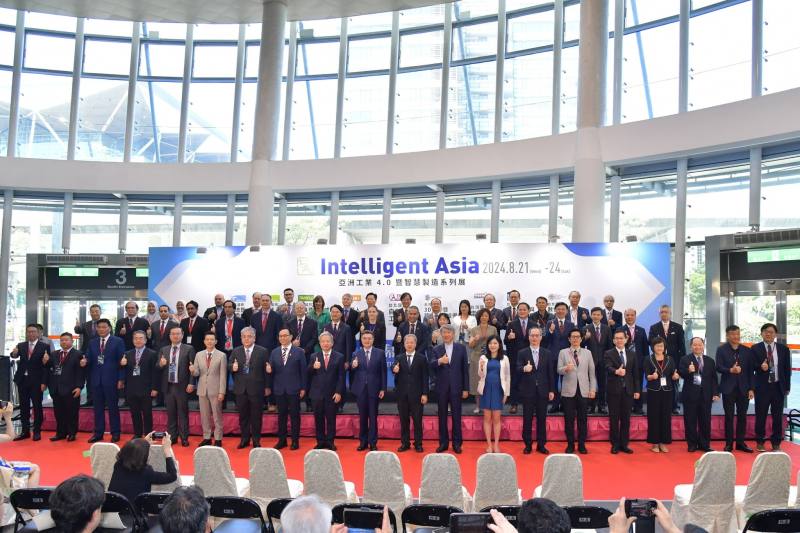 卓榮泰出席「台灣機器人與智慧自動化展」、「台北國際自動化工業大展」全體合照