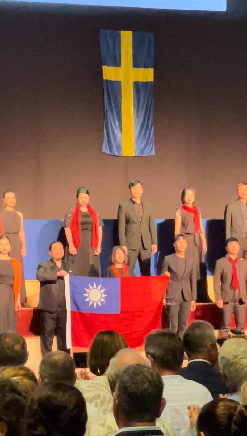 台北愛樂室內合唱團應邀參加匈牙利坎特穆斯國際合唱節，但主辦單位受到中國政府壓力當地時間20日撤下中華民國國旗，合唱團則帶大國旗在閉幕演出上台演唱。（謝斯韻提供）