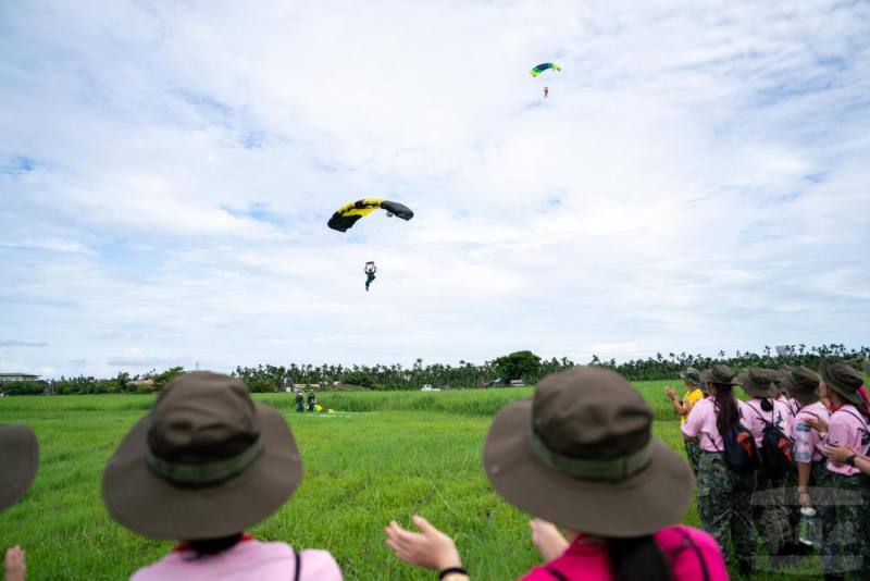 神龍小組教官精準著陸於目標區，接受學員的掌聲及歡呼