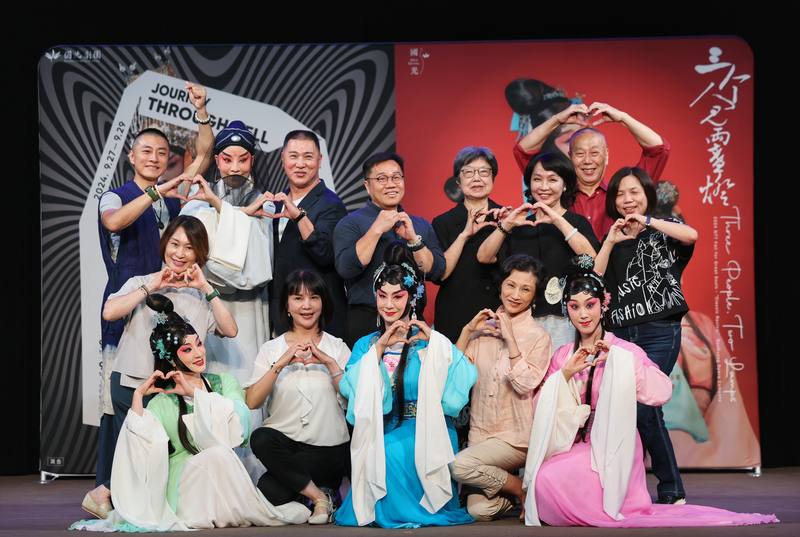 國光劇團20日下午在台灣戲曲中心舉辦「國光30．前奏序曲」記者會，京劇「天地一秀才—閻羅夢」第3代主角鄒慈愛（後左2）與初代主角唐文華（後左3）、第2代主角盛鑑（後左）合比愛心合影