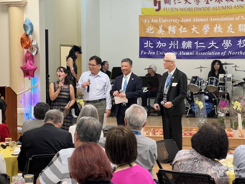 輔仁大學校長藍易振(右二)與副校長們向出席年會校友問候