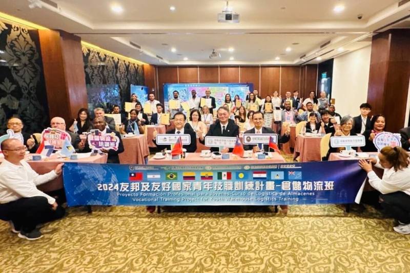 勞動部勞動力發展署桃竹苗分署與國際合作發展基金會舉辦「倉儲物流專班」，盼提升友邦學員物流與實務能力，也透過職訓促進國民外交，來自阿根廷、巴西、哥倫比亞、厄瓜多、巴拉圭、墨西哥、吐瓦魯、帛琉、聖露西亞等9國21名學員21日圓滿結訓。（勞動力發展署桃竹苗分署提供）