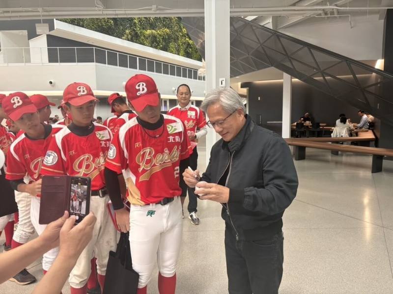 台中市北勢國中棒球隊日前到舊金山移地訓練，也安排參訪輝達（NVIDIA）公司，輝達執行長黃仁勳（右）與小球員合影後，為每個小球員簽名。（王立任提供）