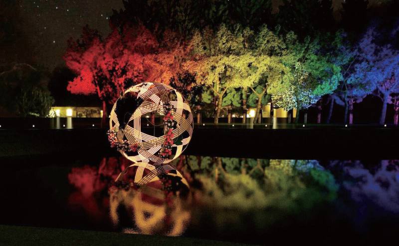 「2024光織影舞」活動將在北香湖公園展開，其中直徑達7公尺的巨型竹編月亮「逐花月影」，結合傳統竹編藝術及人造花與現代光影科技，是全台絕無僅有的「湖上竹月」，傳達在快節奏的現代生活中，也要珍視並傳承歷久彌新的文化藝術。（嘉義市政府提供）