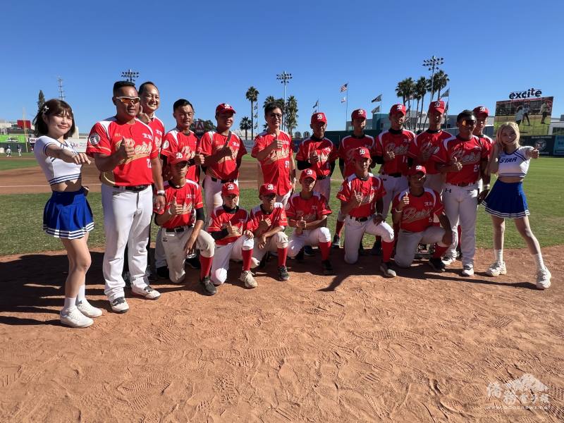 臺中北勢國中棒球隊與臺灣啦啦隊成員巫苡萱和壯壯合影