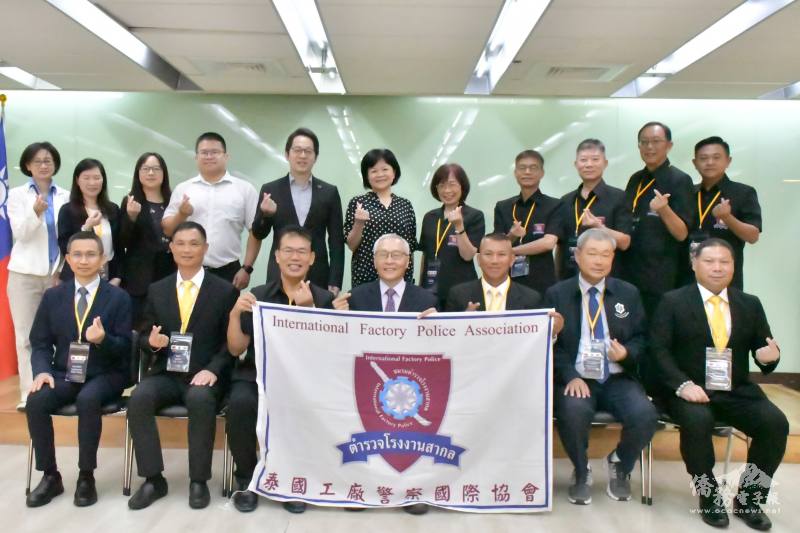僑委會與泰國工廠警察國際協會大合照