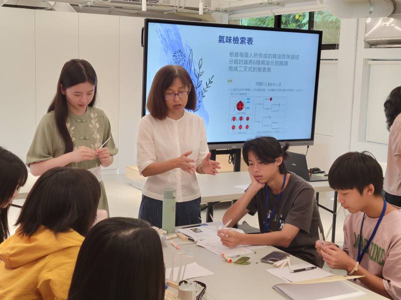學員們嗅聞紙片上的氣味，討論如何進行氣味描述，國立故宮博物院展示服務處提供