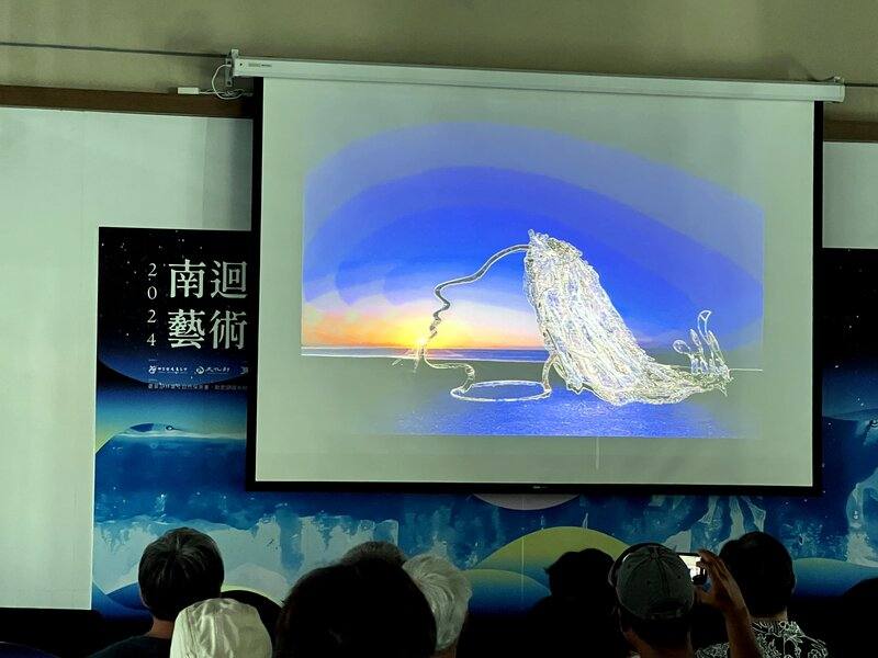 2024南迴藝術季「光之迴境」登場，由5名風格迥異的藝術家透過5種截然不同的創作視角打造出5件藝術裝置，台東縣政府22日舉辦記者會，介紹包含馬來西亞藝術家陳抒漫作品「大地之母」等各組藝術創作。