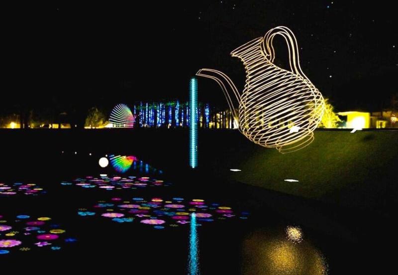 嘉義市今年逢建城320週年，市府邀請華裔新銳設計師Daniel Wong（黃偉豪），以嘉義古名「桃城」為策展核心，融入光影藝術與經典文學，8處展區呈現夢幻光影桃花源。（嘉義市政府提供）