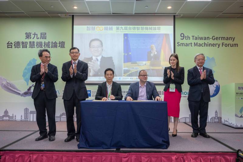經濟部產發署楊志清署長及德國經濟暨氣候行動部工業政策局Bernhard Kluttig局長線上開場致詞並見證臺德雙邊企業機器人開發合作備忘錄簽署