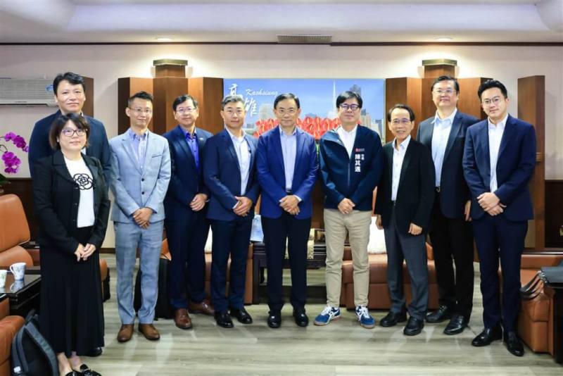 晶片大廠超微半導體（AMD）美國總公司資深副總裁王啟尚（右5）20日率高階團隊拜訪高雄市政府，市長陳其邁（右4）與副市長林欽榮（右3）、副市長羅達生（右2）、經發局長廖泰翔（右）等與會。（高雄市經發局提供）