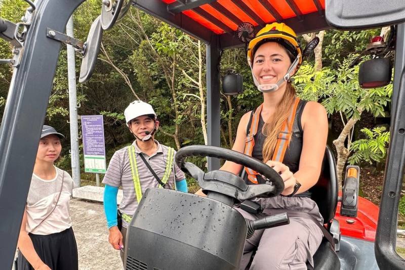 勞動部勞動力發展署桃竹苗分署與國際合作發展基金會舉辦「倉儲物流專班」，安排業界講師授課，介紹智慧物流及堆高機操作應用等專業課程，盼協助太平洋、拉丁美洲、加勒比海友邦及友好國家提升產業競爭力，21名學員21日結訓。（勞動力發展署桃竹苗分署提供）