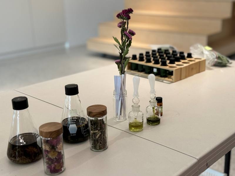 運用乾燥、萃取和蒸餾等不同製備方式的氣味標本，國立故宮博物院展示服務處提供