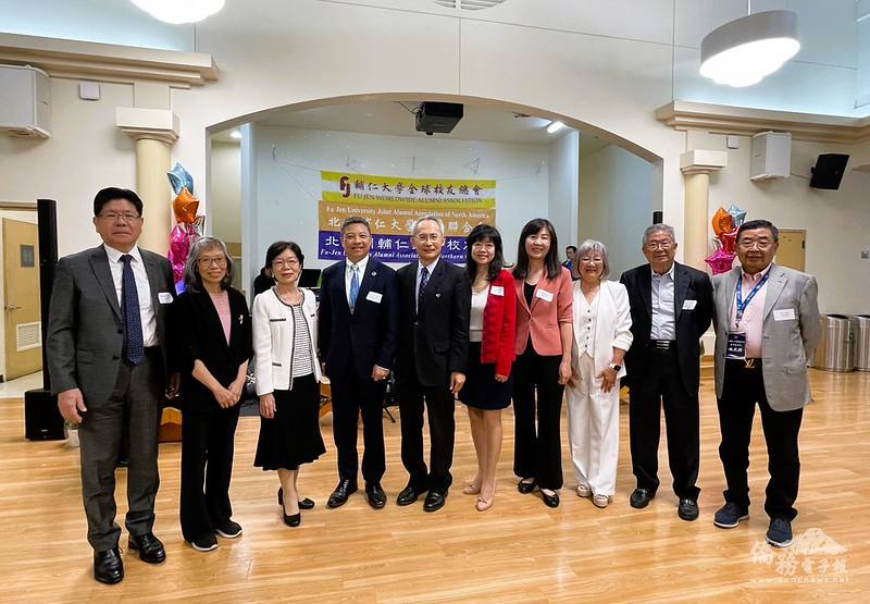 駐舊金山辦事處處長賴銘琪夫婦(右6、左2)、金山灣區文教中心主任莊雅淑與藍易振(中)及鄭時寧、輔仁大學全球校友總會榮譽總會長蔡秀美(右4)等合影