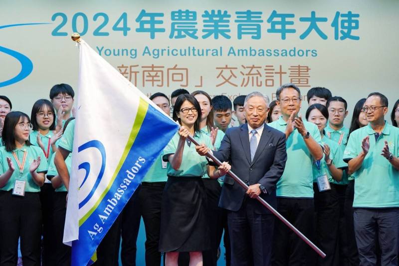 外交部政務次長田中光授旗予2024年農業青年大使泰國團。