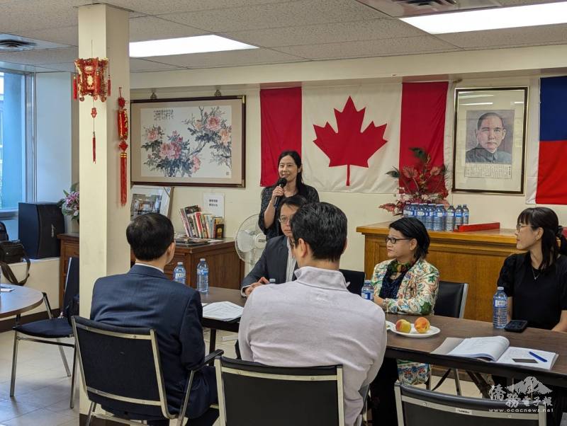 駐蒙特婁辦事處處長陳珮瑩擔綱座談會主持人，她積極鼓勵僑領踴躍發言，現場討論熱烈