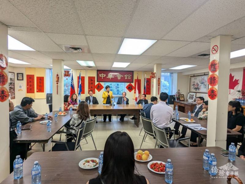 徐佳青分享僑務工作經驗，駐加拿大代表處大使曾厚仁(左一)、滿地可中華會館主席黃蔚岳諮詢委員(右二)、僑務委員馬稚凱(右一)出席座談會