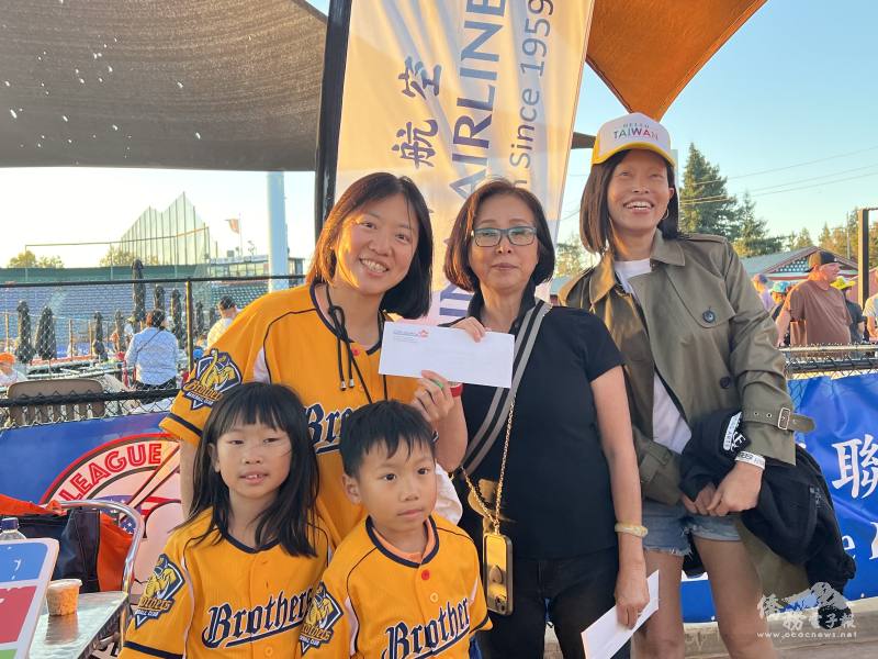 僑胞全家出動參與棒球活動