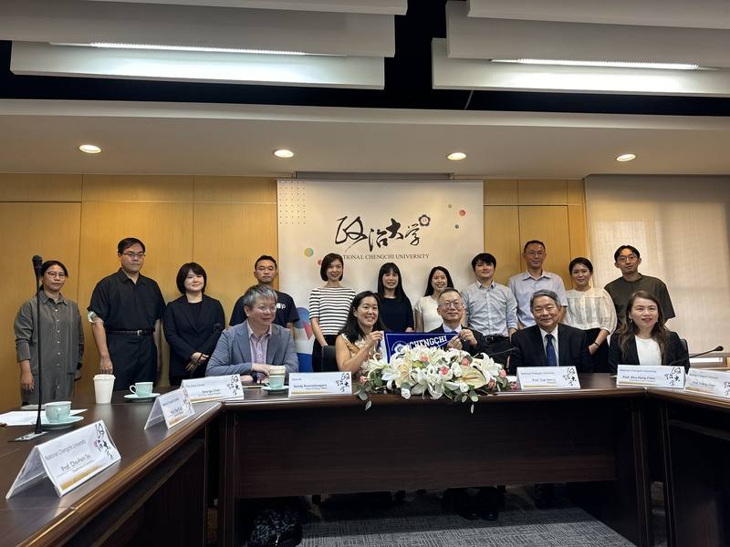 OpenAI亞太區公共政策總監昆瓦坦加恩（Sandy Kunvatangarn）（前排左2）23日前往政治大學出席90分鐘的閉門會議，與政大團隊進行學術交流