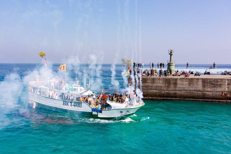 「逡港腳」為小琉球特有的迎王儀式，近50艘載著包含三隆宮三府千歲及碧雲寺觀音佛祖神轎的大小漁船，分別在大福漁港與白沙漁港出發繞島，具有驅除海域四周厄煞、保佑島上漁船出海平安與滿載盈歸之意。（屏東縣政府提供）