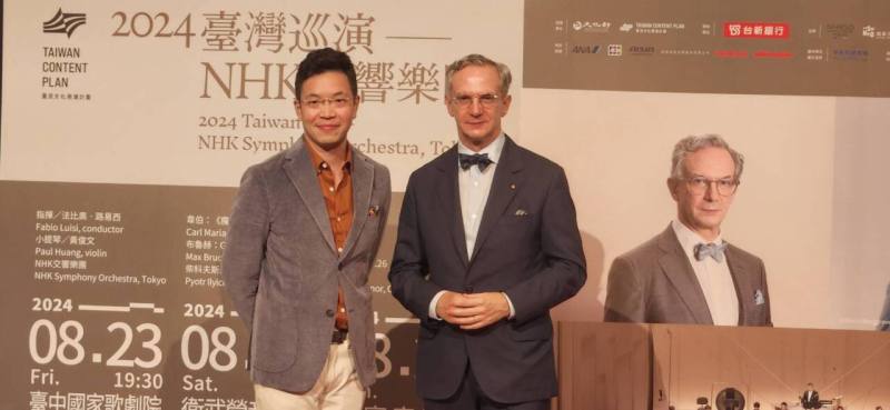 著名日本NHK交響樂團本周末將由首席指揮法比奧・路易西(右)率團，與台灣小提琴家黃俊文(左)一同在北中南帶來三場演出。(江昭倫 攝)