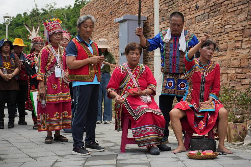 屏東縣政府打造「風域半島」觀光品牌，牡丹遊客中心23日啟用，揭牌前循排灣族儀式祈福