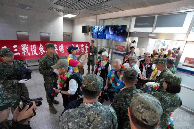 官兵熱烈歡迎參戰前輩