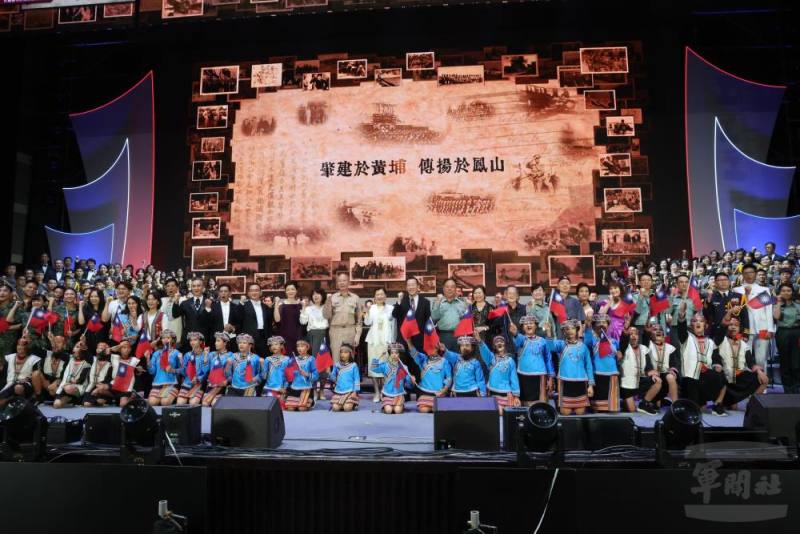 國防部舉辦「慶祝九三軍人節暨八二三戰役勝利音樂會」，結束後國防部長顧立雄與全體表演人員合影。（軍聞社記者蔡枋澐攝）
