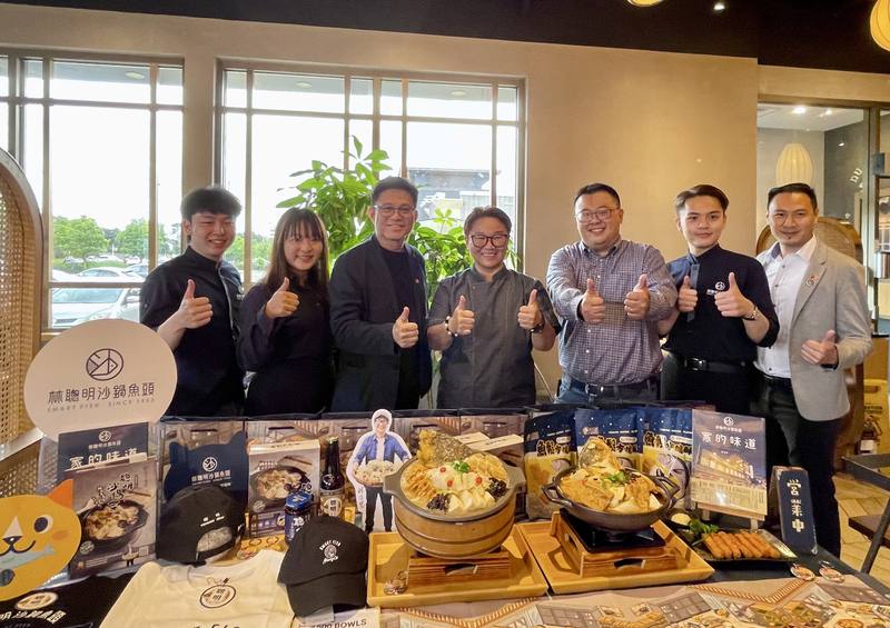 自8月23日起一連3天，包括「林聰明沙鍋魚頭」在內的台灣6家知名餐飲業者，將共同現身多倫多台灣文化節，烹煮拿手料理。「林聰明沙鍋魚頭」執行長（中）帶著員工在多倫多推銷美食，與加拿大台灣商會聯合總會長徐弘益（左3）等僑界人士合影。