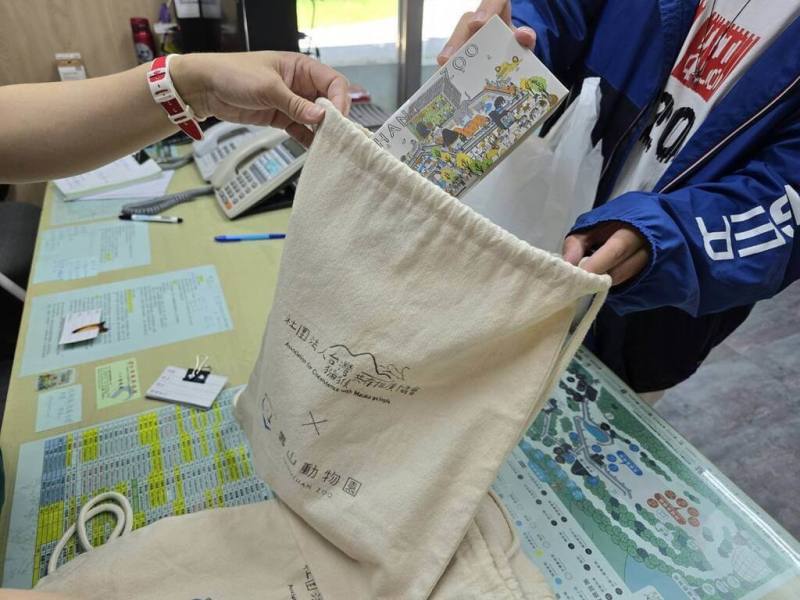 高雄壽山動物園位於獼猴棲地，園區內常見野生獼猴，動物園推出「防猴包」租借服務，遊客可至服務中心租用帆布材質的束口袋，將物品全部裝妥後再遊園。（高雄市觀光局提供）
