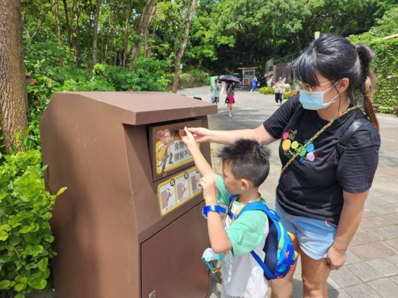 高雄壽山動物園位於獼猴棲地，常見野生獼猴，園區內設置防猴垃圾桶，採用密閉式設計，有效防止獼猴翻找垃圾，不僅保護環境，也能避免獼猴誤食有害物質。（高雄市觀光局提供）