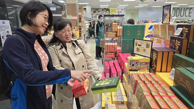 觀光署駐舊金山辦事處主任李思賢（右）與副主任洪幸慈（左）考察溫哥華市場，計畫未來結合廠商在超市舉辦「台灣專區」，將更多優質台灣品牌介紹給加拿大民眾。