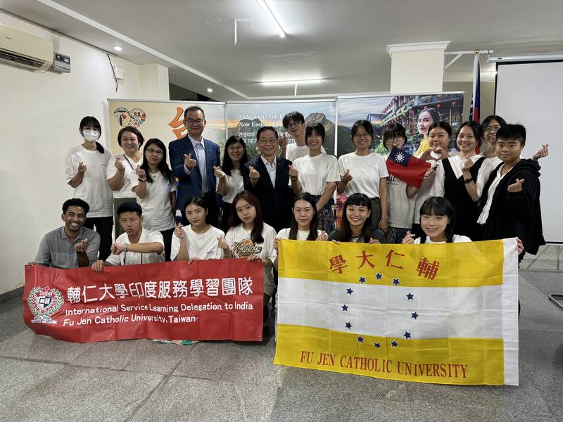 輔大志工服務學習團到印度服務近20天，駐印度代表代表葛葆萱（後排左6）特別會晤並嘉許團隊的奉獻，教育組組長陳立穎（後排左4）全程陪同外，也向輔大師生詳細介紹包括在印度設立台灣教育中心等工作